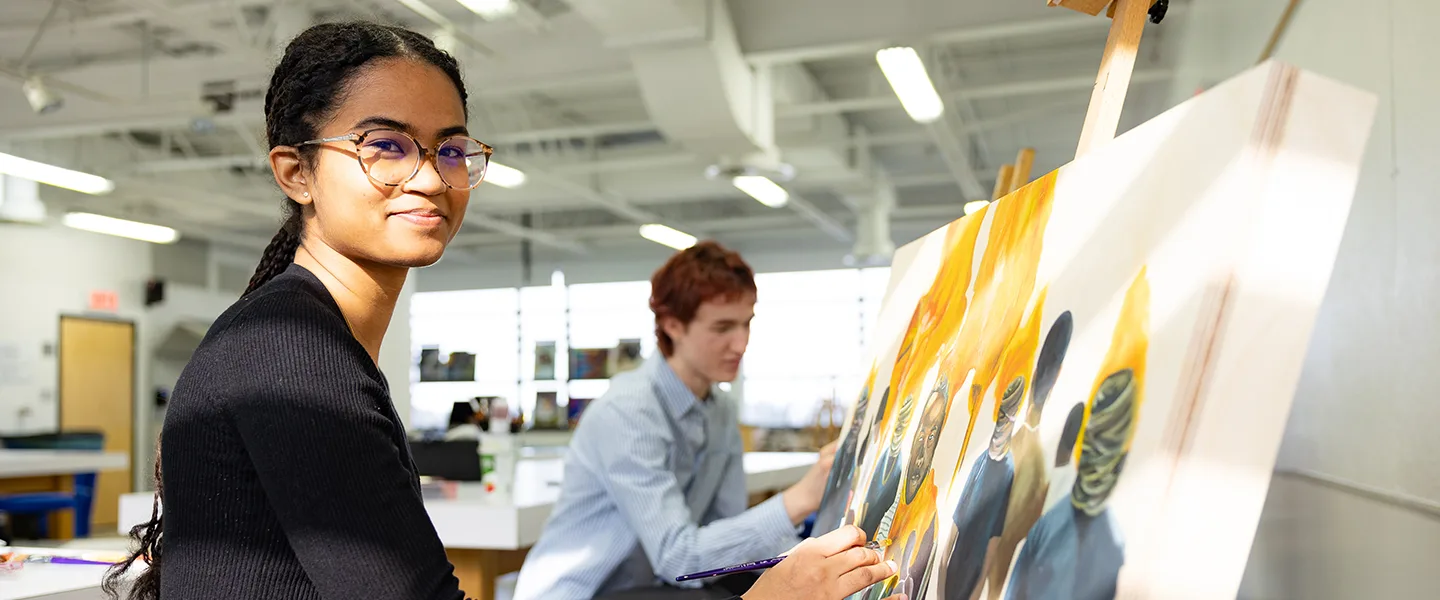 Étudiants qui peignent