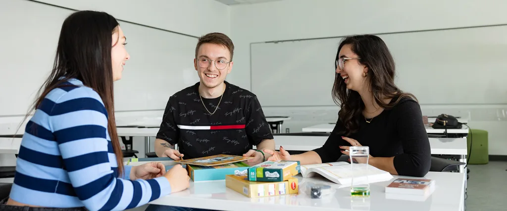 Équipe d'étudiants autour d'un jeu de société
