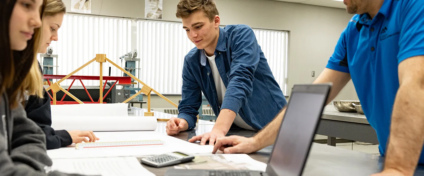Enseignant et étudiants qui dessinent un plan