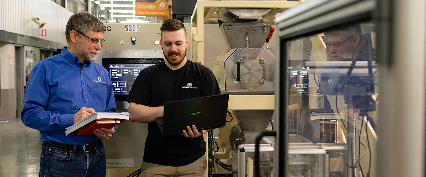 Étudiant en enseignant debout avec livres et portable