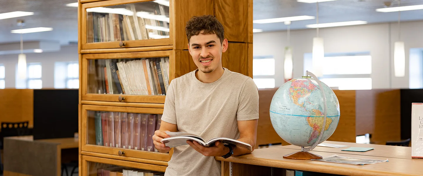 Étudiant dans une bibliothèque
