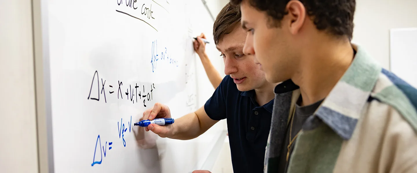 Étudiants qui résout une formule mathématique