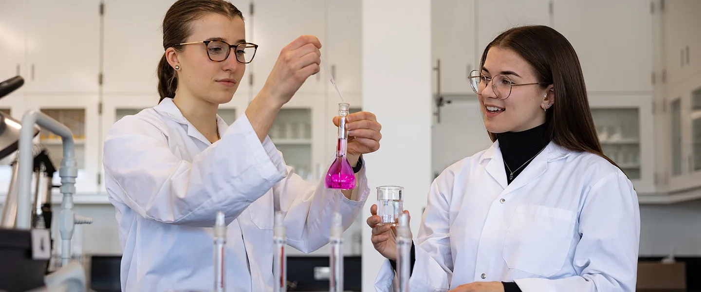 Expérience de chimie en laboratoire
