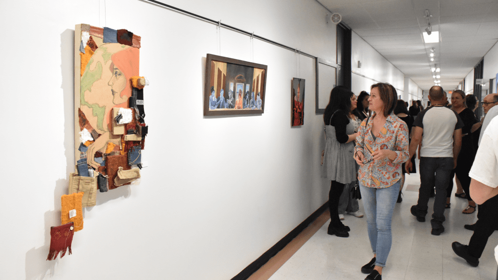 Couloir du Cégep avec oeuvres d'art au mur
