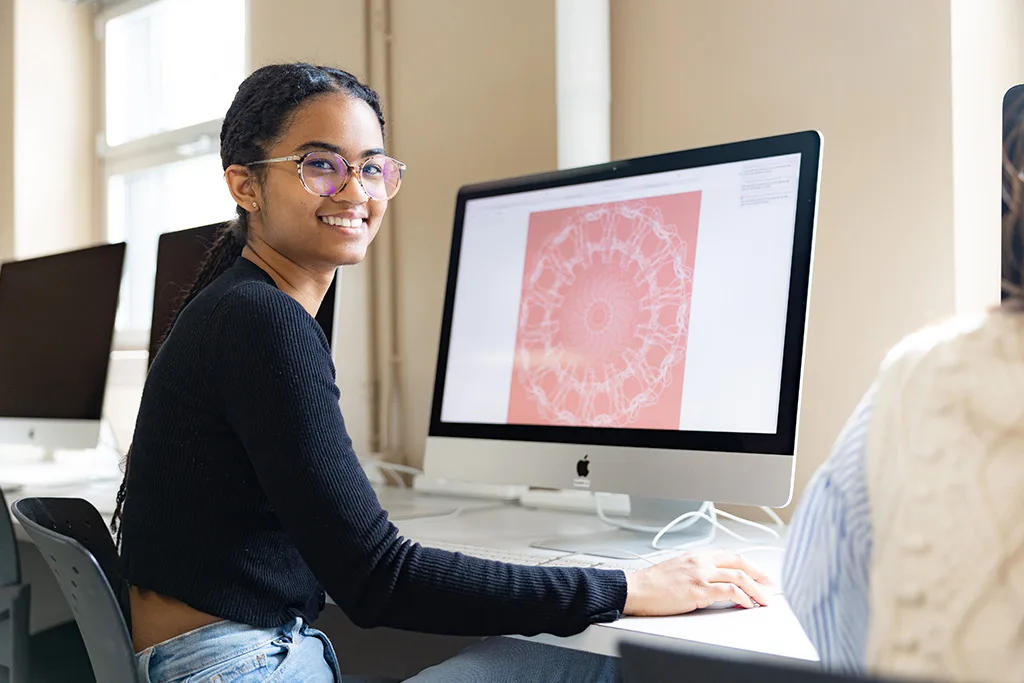 Étudiante à l'ordinateur