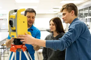Enseignant et étudiants au une station totale