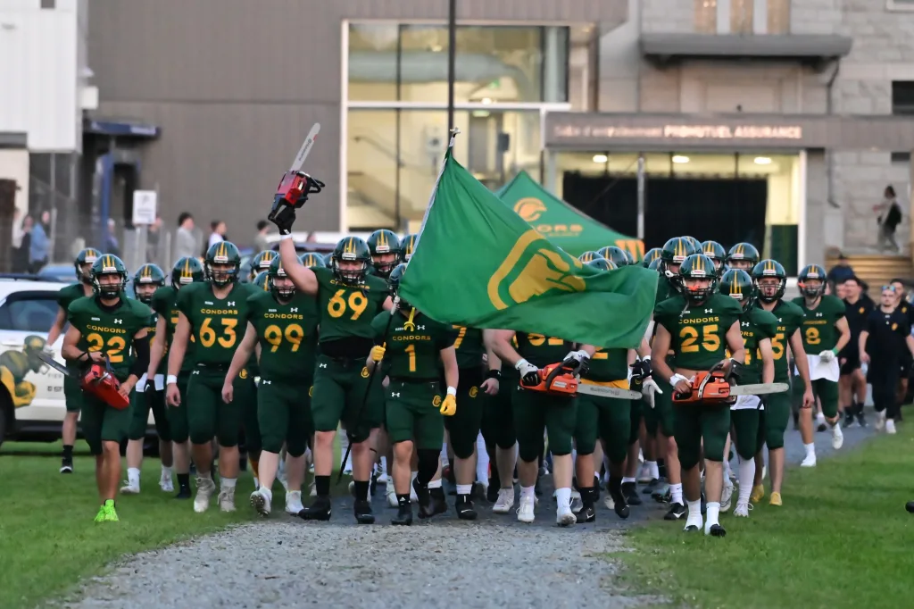 Arrivée Condors football au stade