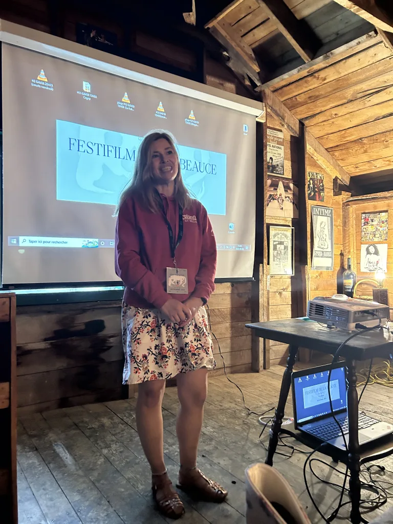L'enseignante Caroline Desjardins présente le contenu du Festifilm