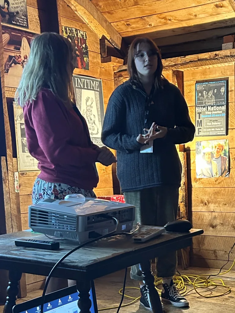 Une étudiante avec son enseignante explique le contenu de son court-métrage