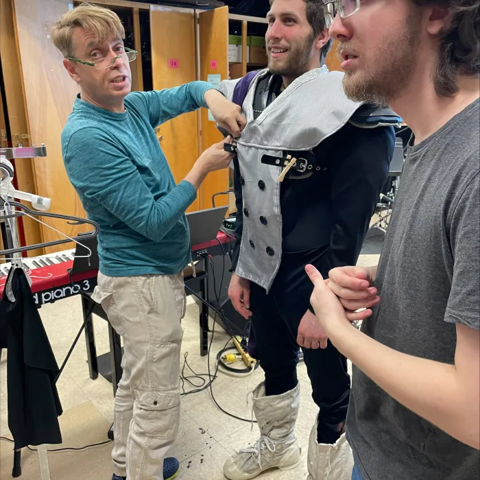 Le metteur en scène Harold Gilbert