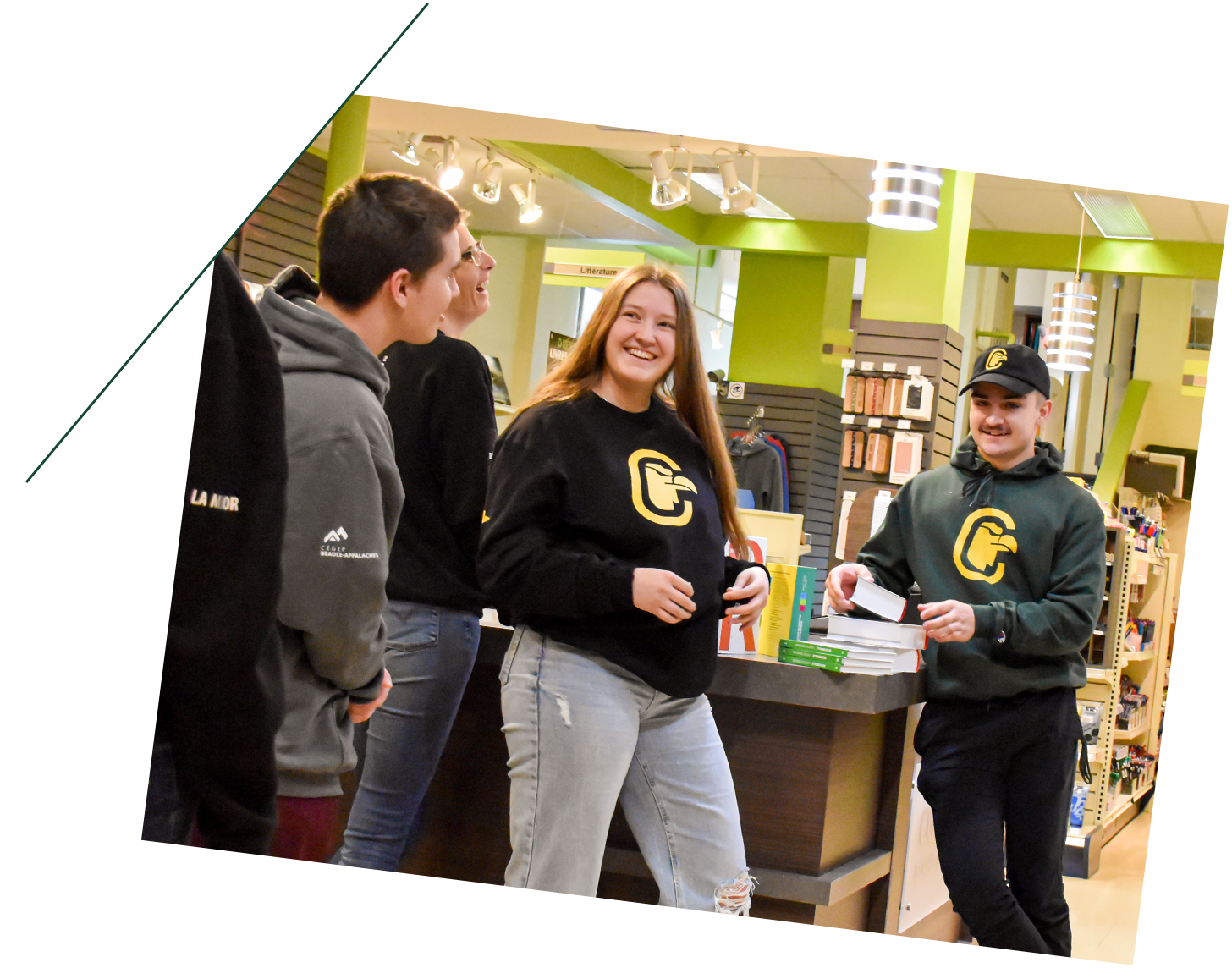 Étudiants au comptoir de caisse de la Coop