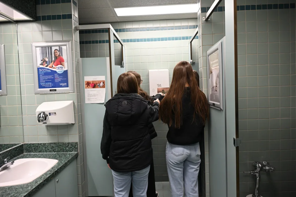 Distributeurs de produits menstruels