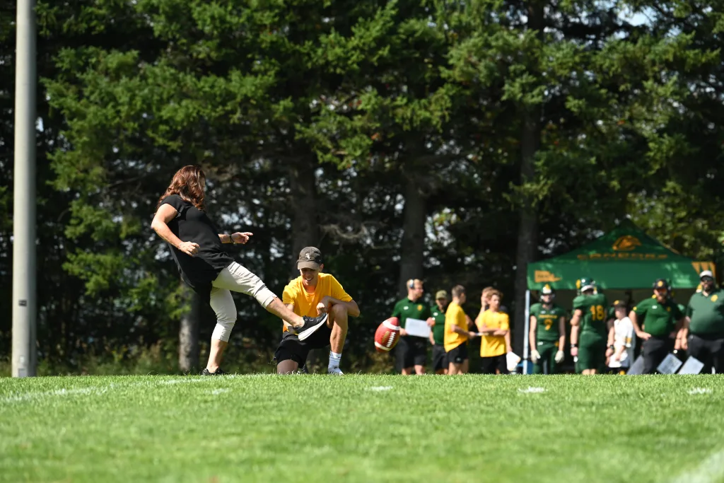 Caroline Bouchard a eu l’honneur de procéder au botté d’envoi symbolique