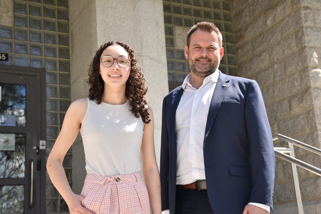 • Laura Hétu, Sciences de la nature, a décroché le troisième prix (1 000 $) pour son projet Une rentrée sans taxe rose, qui visait à remettre gratuitement des sacs de produits d’hygiène aux étudiantes internationales du Cégep.
